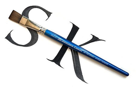 Capitale romaine au pinceau plat